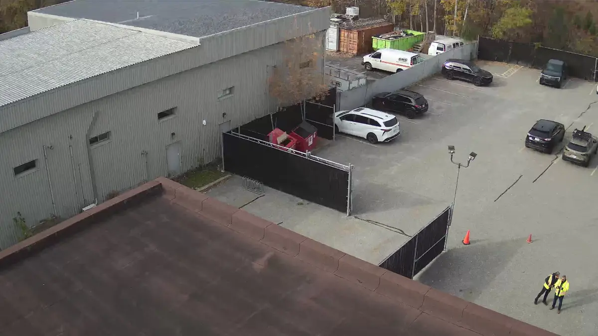 Vue aérienne par drone d'un bâtiment commercial et de sa toiture pour l'analyse d'une propriété avant acquisition à Gatineau