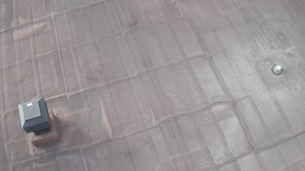 Toit plat commercial photographié en couleur par drone à Gatineau, membrane et ventilateur de toit